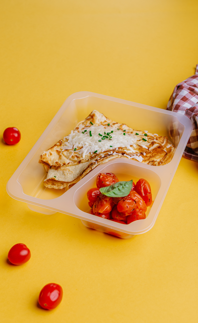 Omlet caprese z mozzarellą i pomidorami