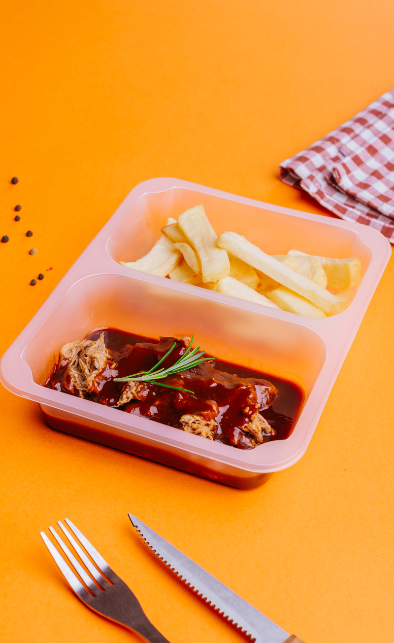 Szarpana wieprzowina w sosie BBQ z frytkami