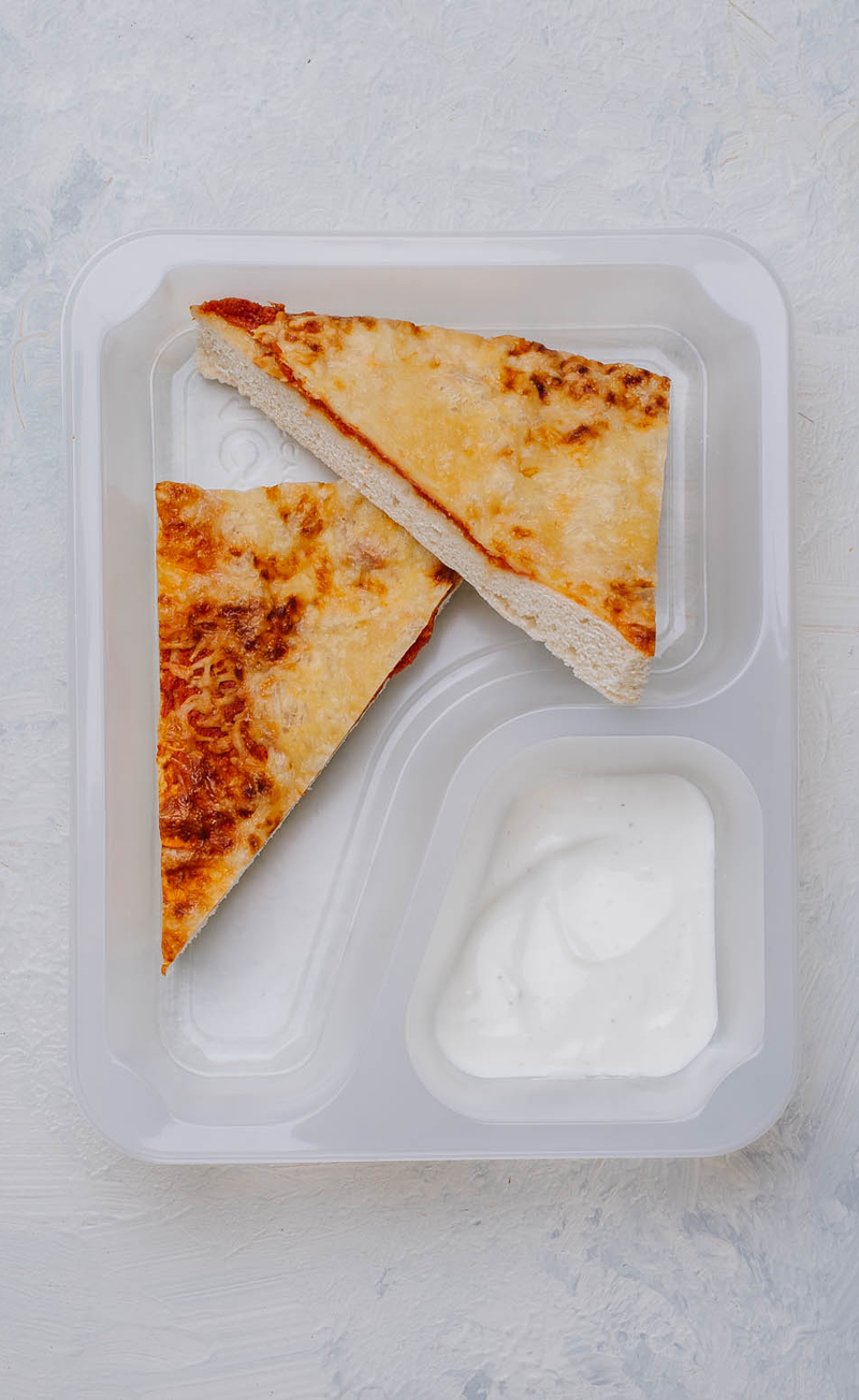 Pizza z salami i sosem czosnkowym