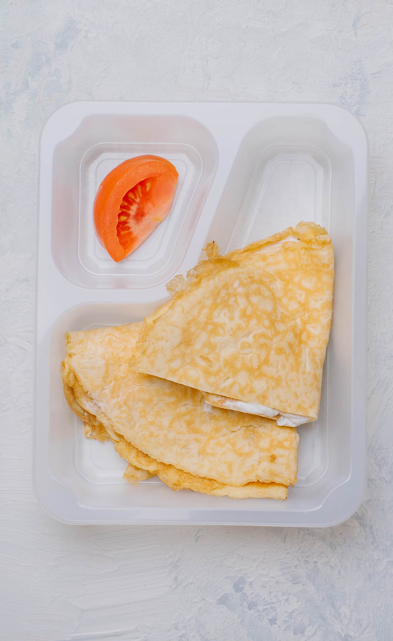 Omlet z fetą i pomidorami