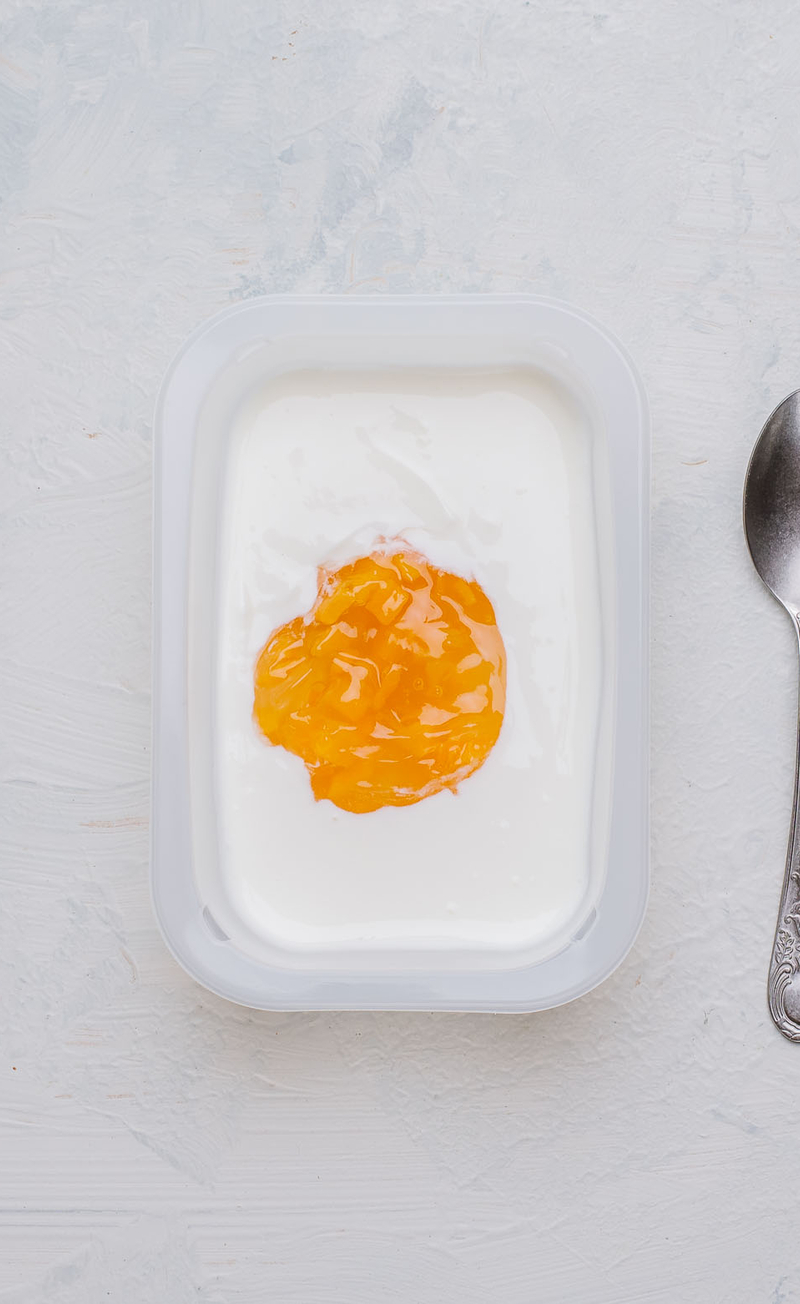 Jogurt waniliowy z brzoskwinią