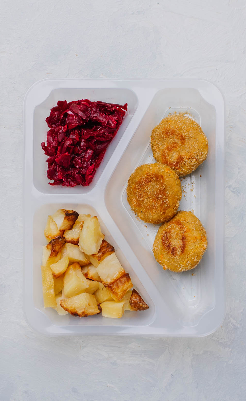 Kotlet z soczewicy z ziemniakami i buraczkami