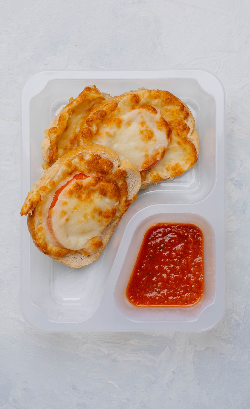 Grzanki z pomidorem i mozzarellą