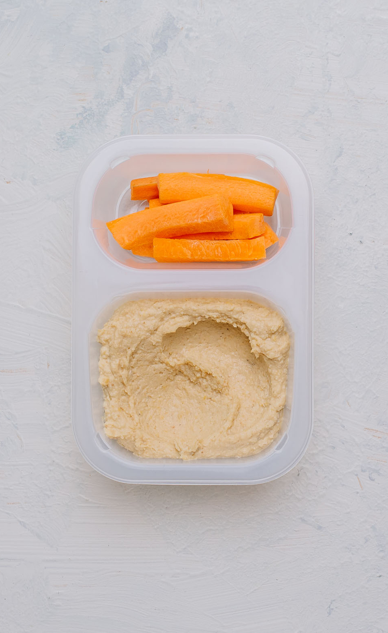 Hummus ze słupkami marchewki