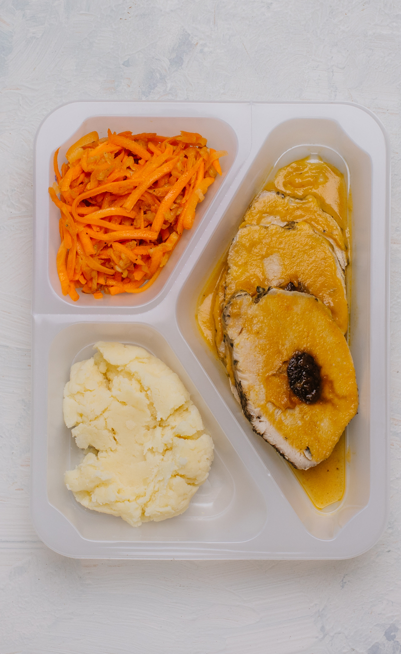 Schab z suszoną śliwką, puree i surówką marchewkową