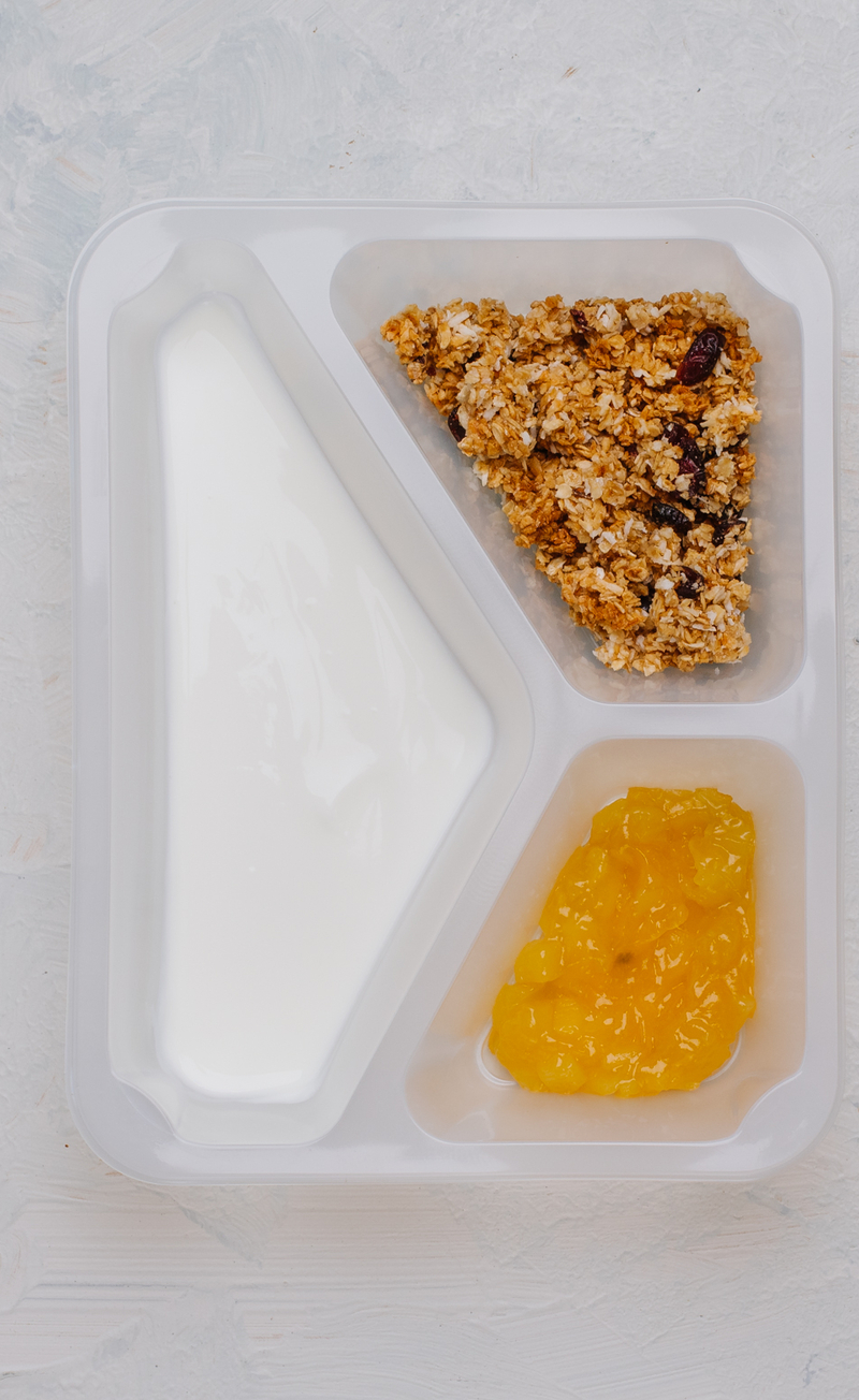 Granola kokosowa z jogurtem naturalnym i musem egzotycznym