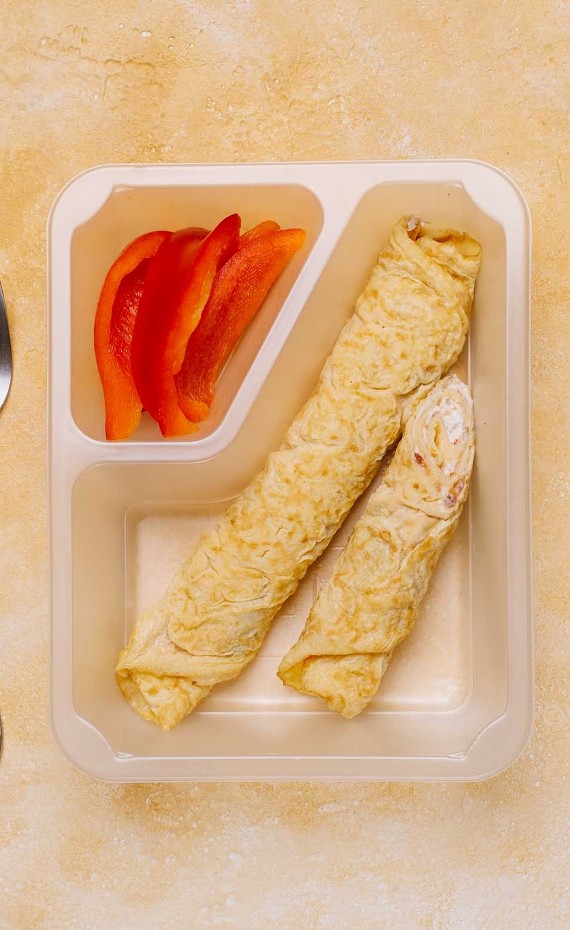 Omlet jajeczny z twarożkiem z suszonymi pomidorami i bazylią