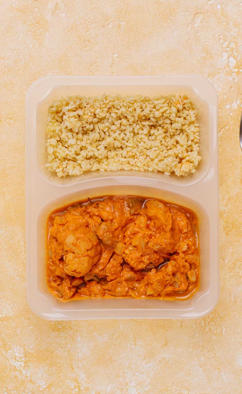 Indyk w sosie curry z kaszą bulgur i kalafiorem