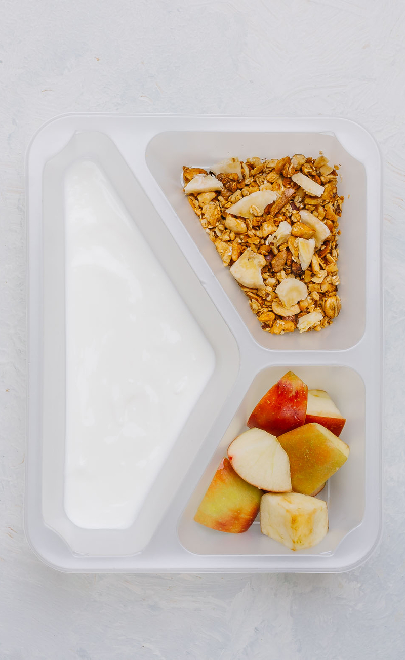 Granola orzechowa z suszonym bananem, jabłkiem i jogurtem