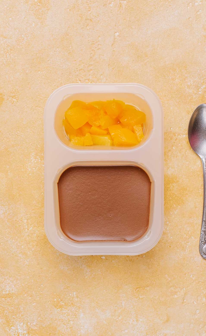 Panna cotta czekoladowa z brzoskwiniami