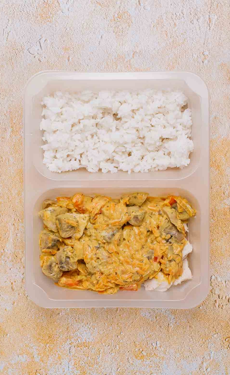 Potrawka z kurczaka z pieczarkami i ryżem