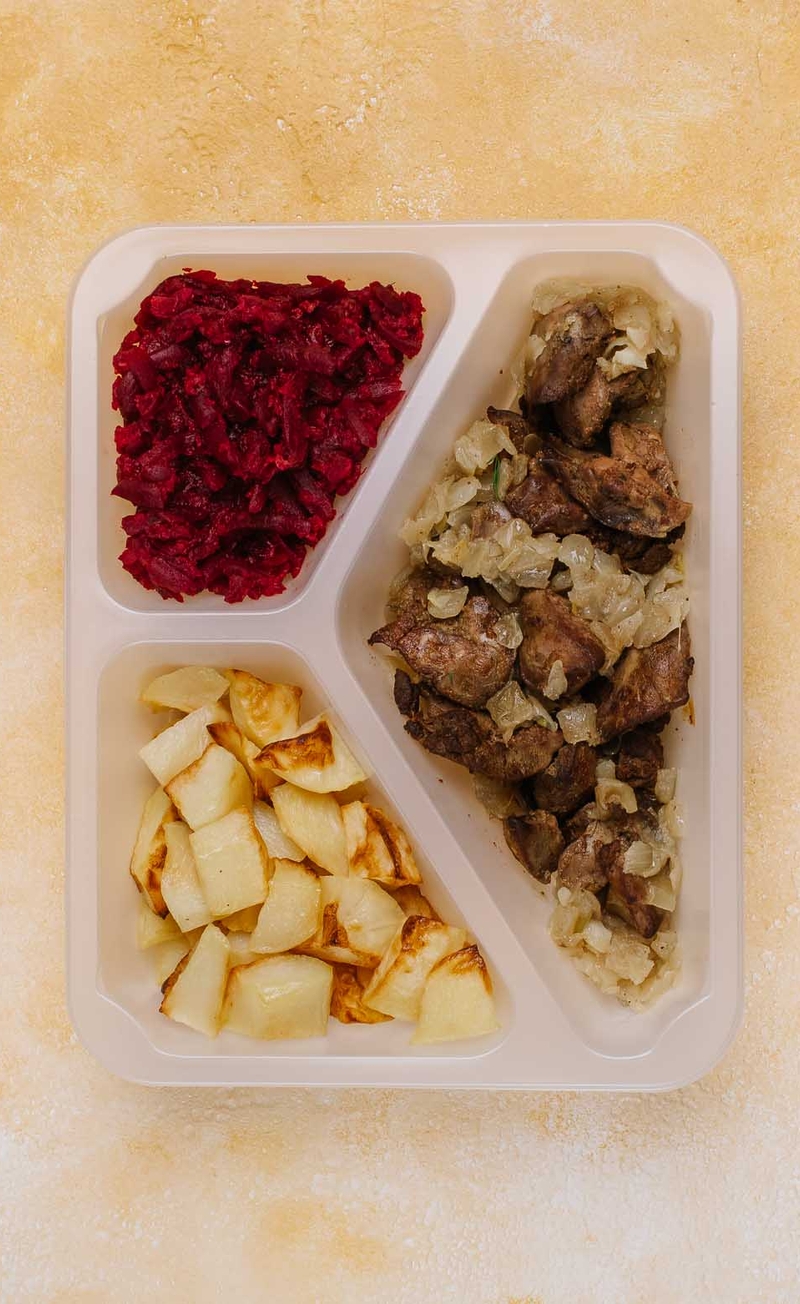 Wątróbka z cebulką, ziemniakami i buraczkami
