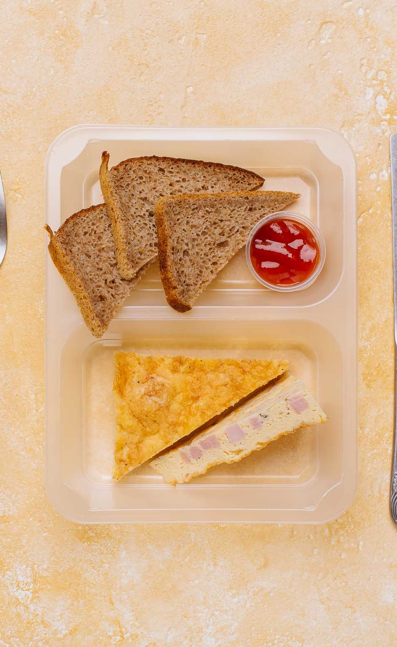 Zapiekanka jajeczna z serem cheddar i szynką