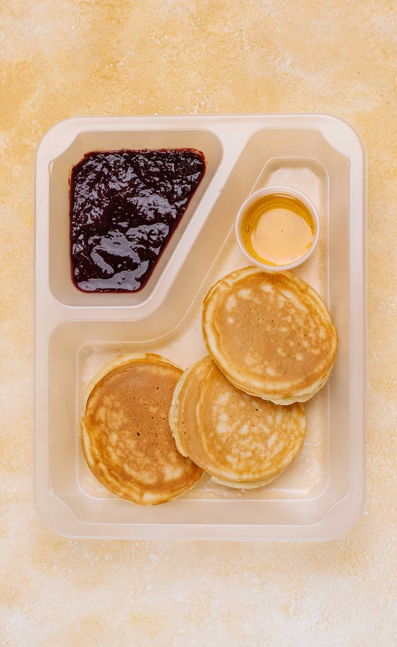 Amerykańskie pancake z miodem i musem z borówek