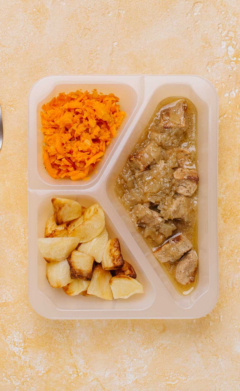 Szynka w sosie cebulowym, ziemniakami i surówką marchewkową