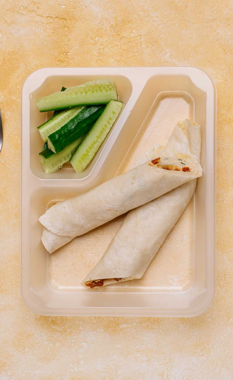 Tortilla z pastą jajeczną z suszonymi pomidorami