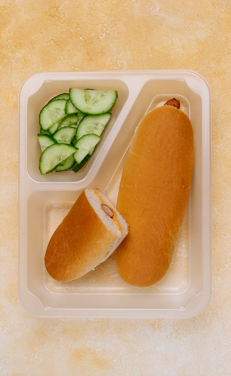 Hot dog z kiełbaską i ostrym sosem