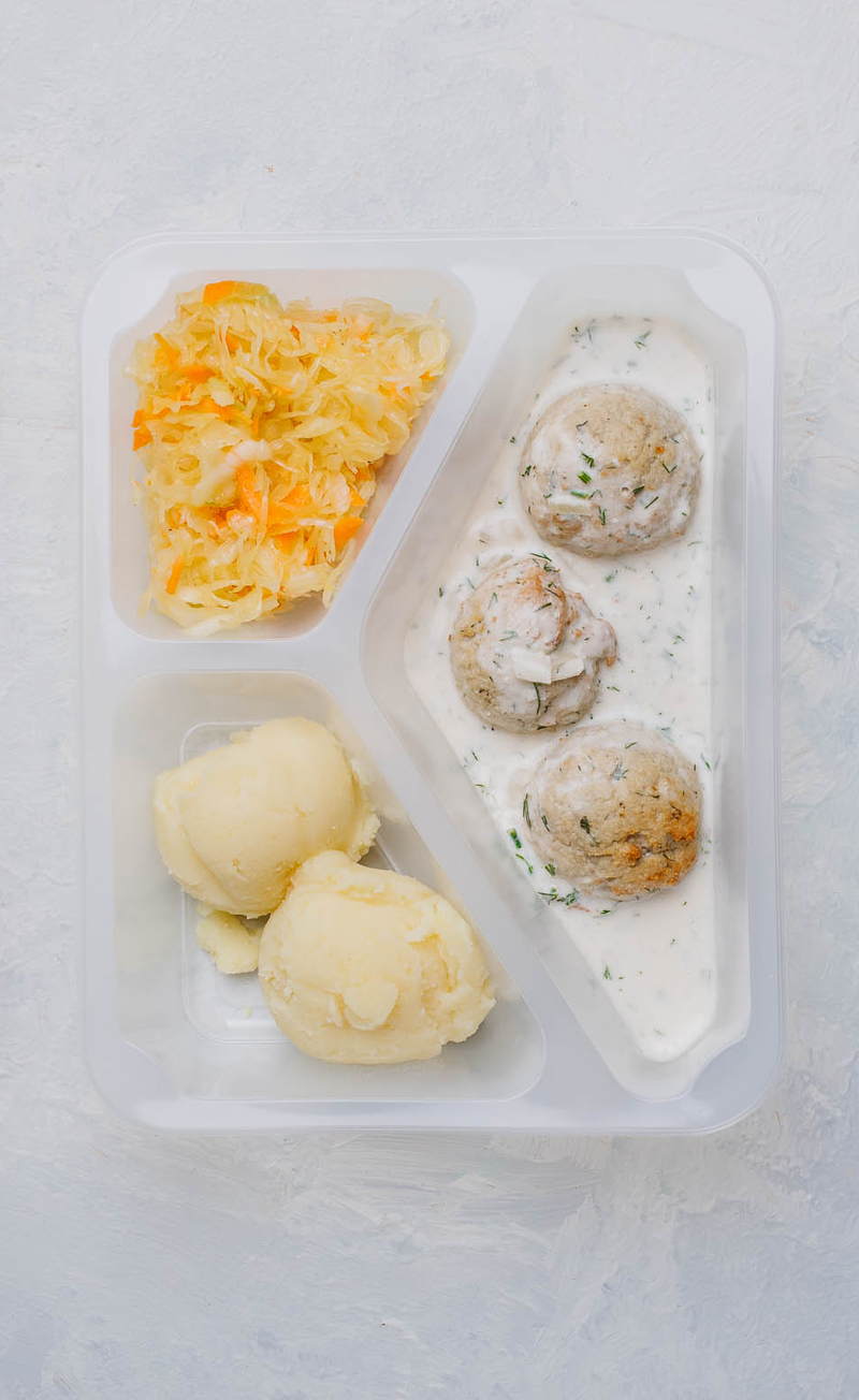 Pulpety rybne z puree ziemniaczanym i surówką z kapusty kiszonej