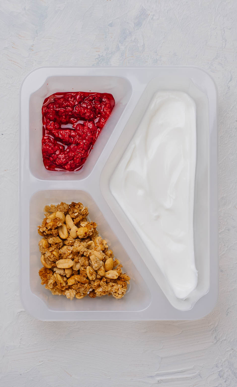 Granola miodowa z jogurtem i musem malinowym