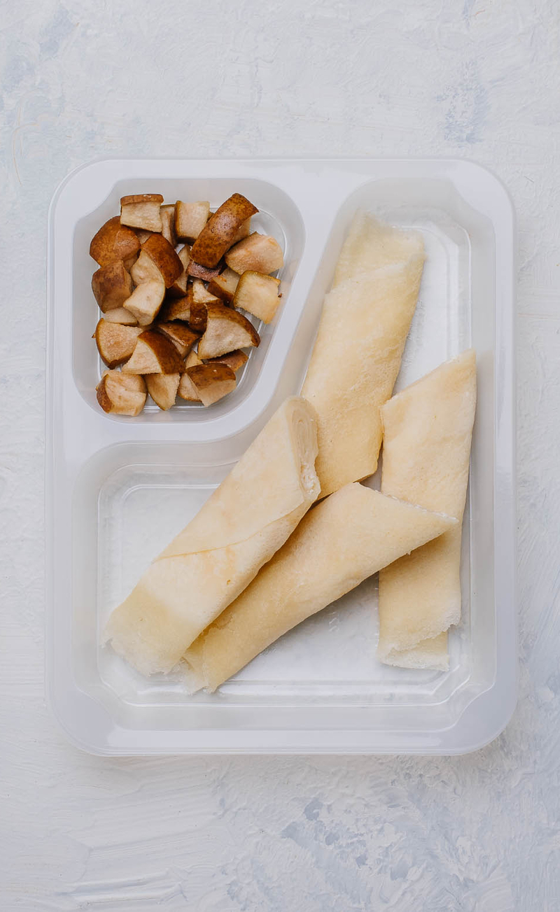 Naleśniki z twarożkiem orzechowym, pieczona gruszka