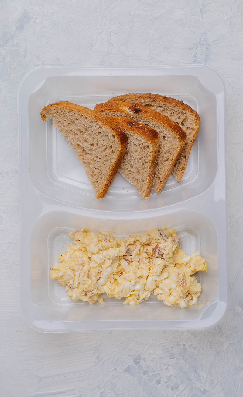 Pasta jajeczna z kiełbasą i chlebem