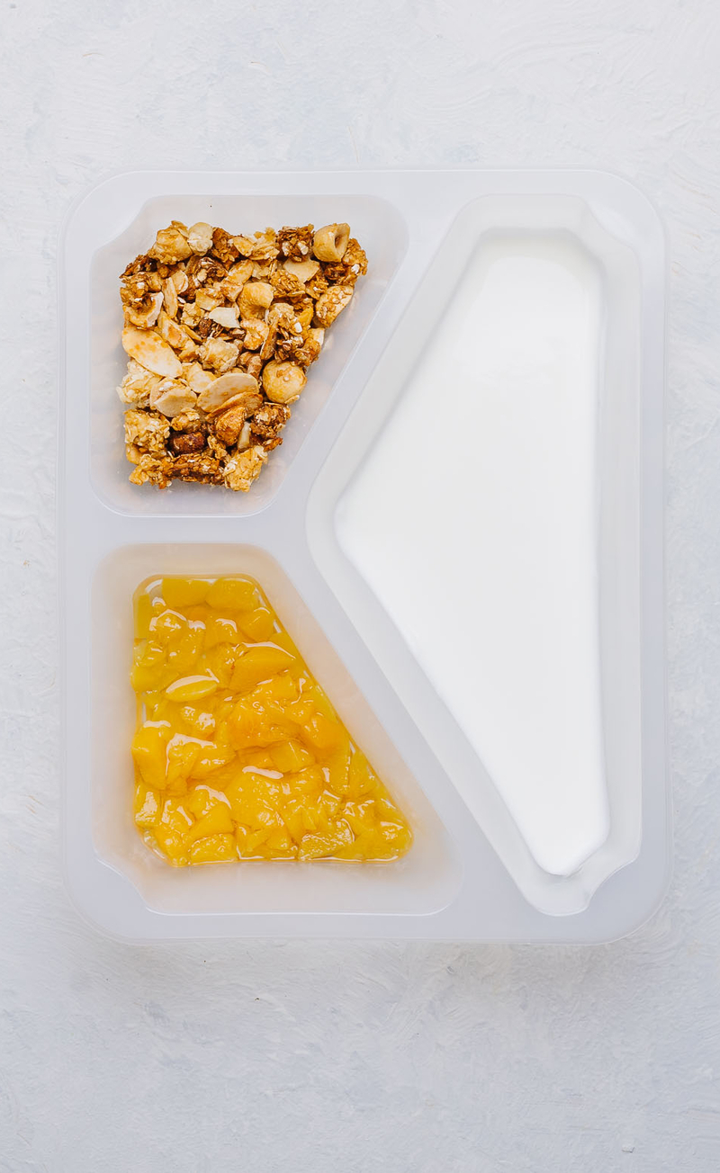 Granola orzechowa z jogurtem