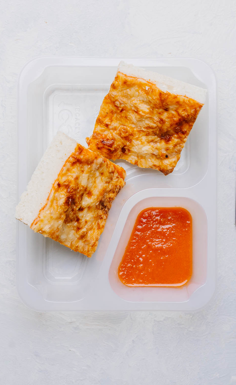 Pizza z serem i sosem pomidorowym