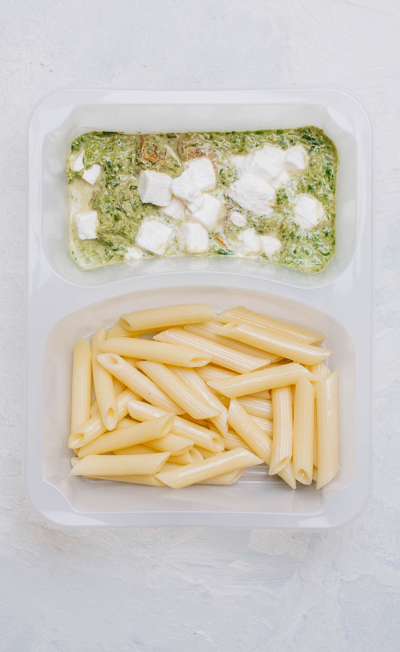 Makaron penne z fetą i szpinakiem