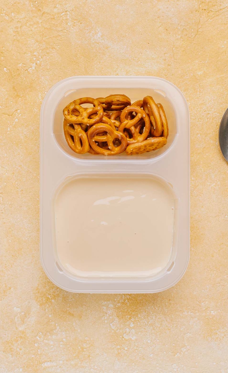 Jogurt karmelowy z precelkami
