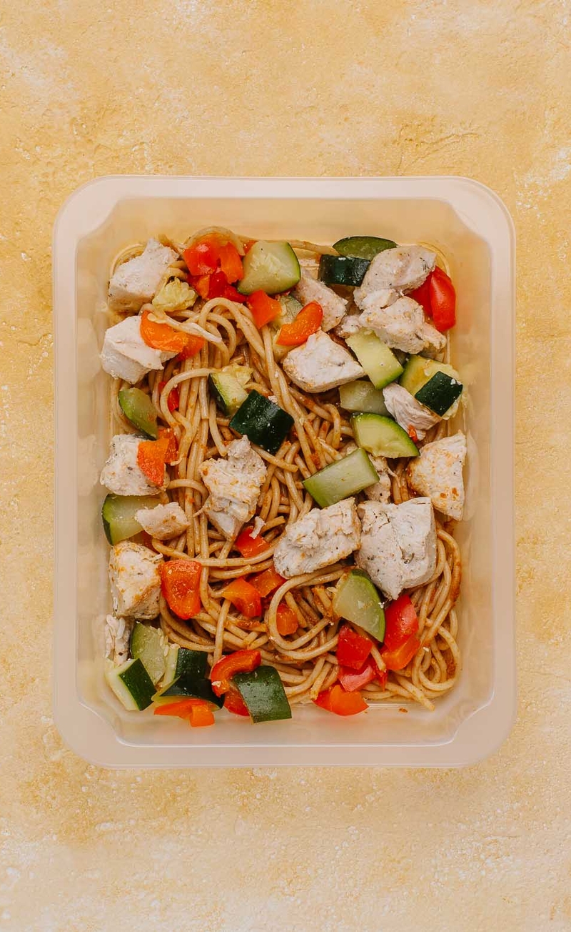 Pełnoziarnisty makaron z pesto, kurczakiem i warzywami