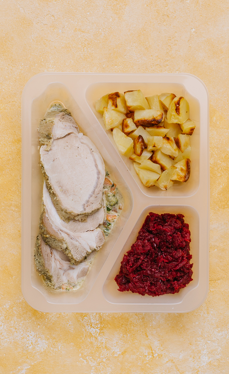 Schab w sosie warzywnym z ziemniakami i buraczkami