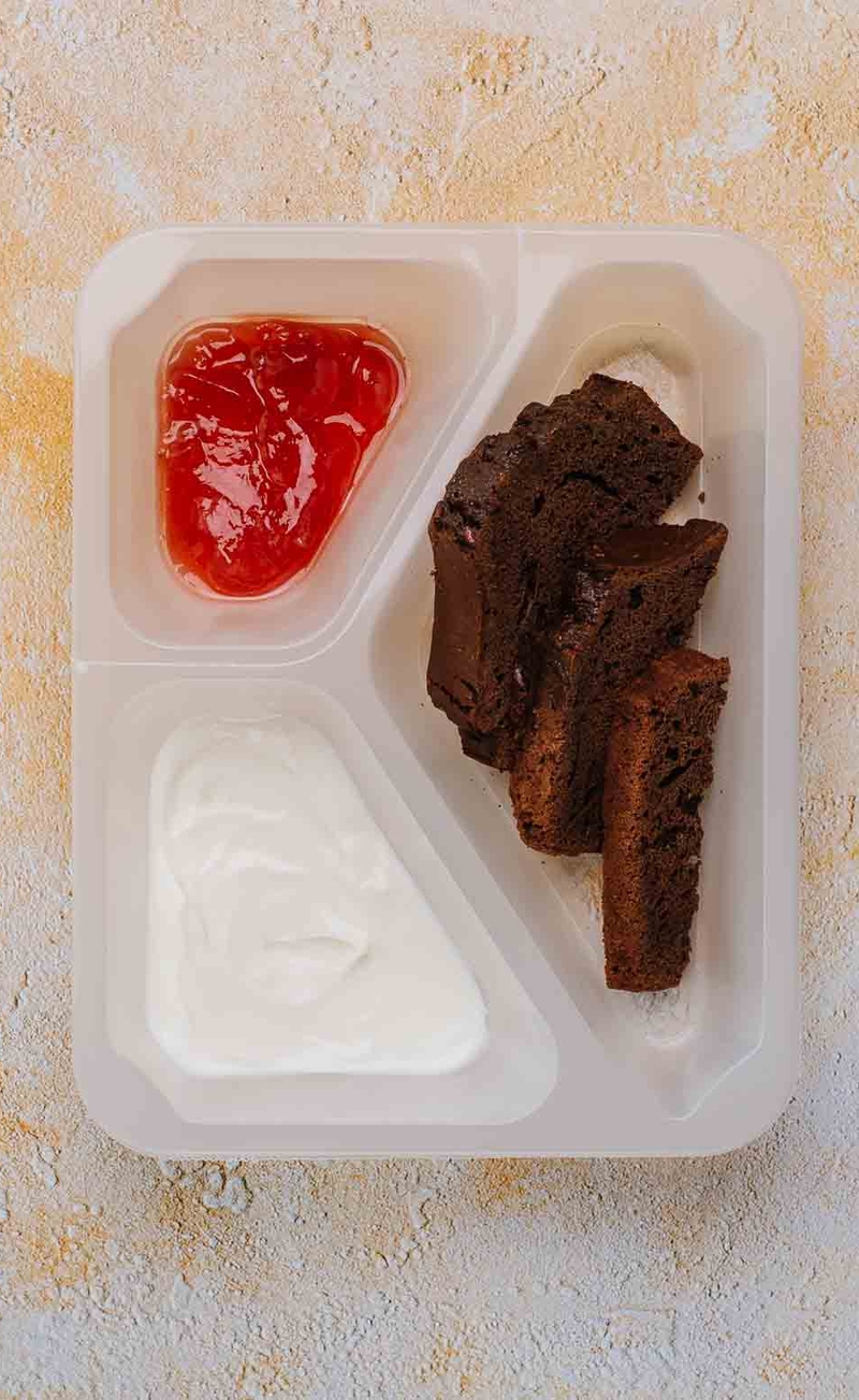 Placek czekoladowy z serkiem i dżemem