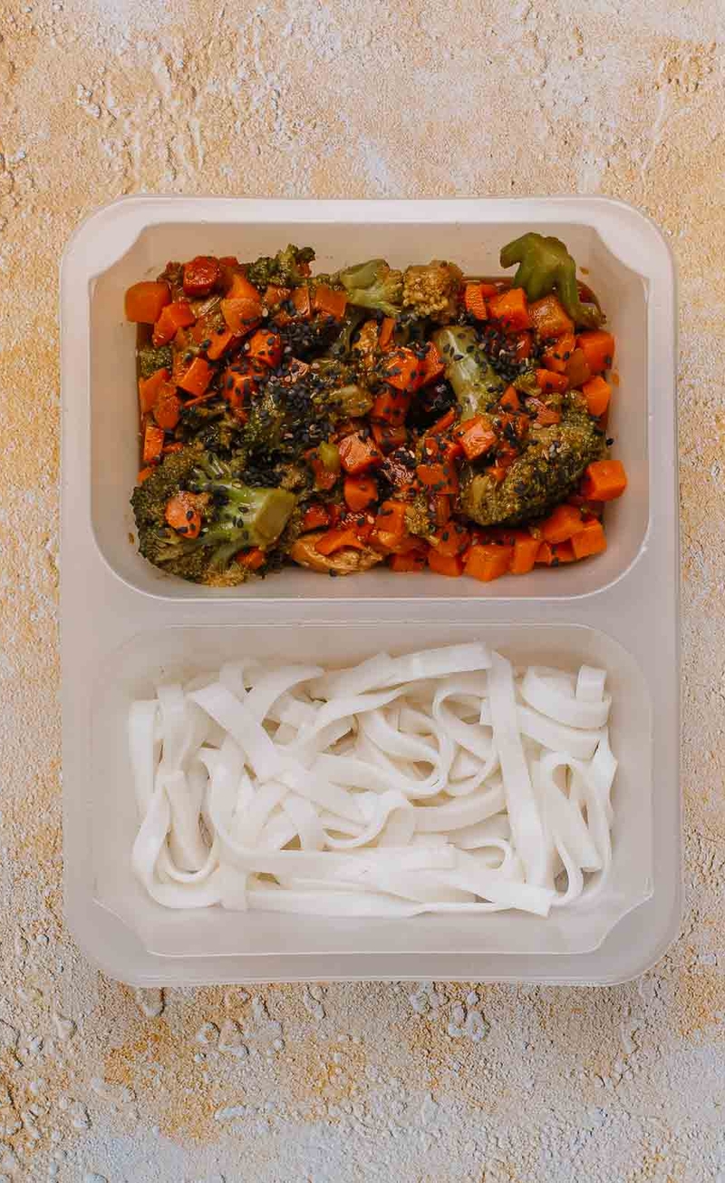 Indyk w sosie teriyaki z makaronem ryżowym