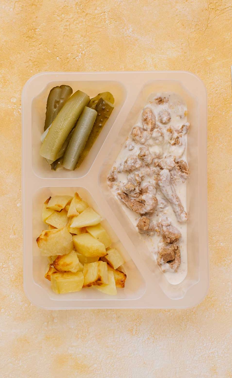 Karkówka w sosie chrzanowym z pieczonymi ziemniaczkami i ogórkiem kiszonym