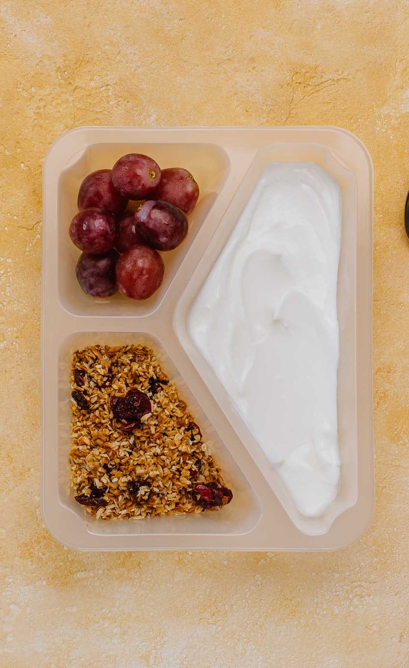 Granola z solonymi orzeszkami z jogurtem i winogronami