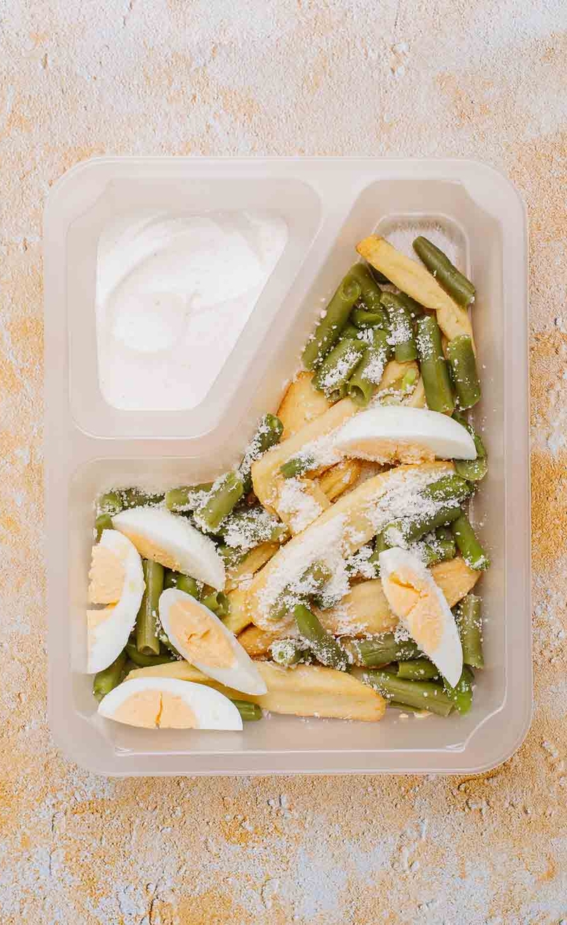 Sałatka ziemniaczana z fasolką szparagową, parmezanem i jajkiem