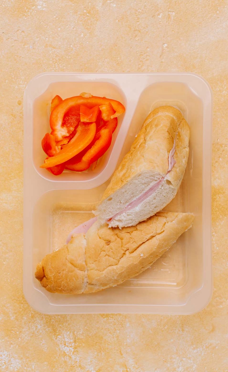 Bagietka z pastą z fety i szynką