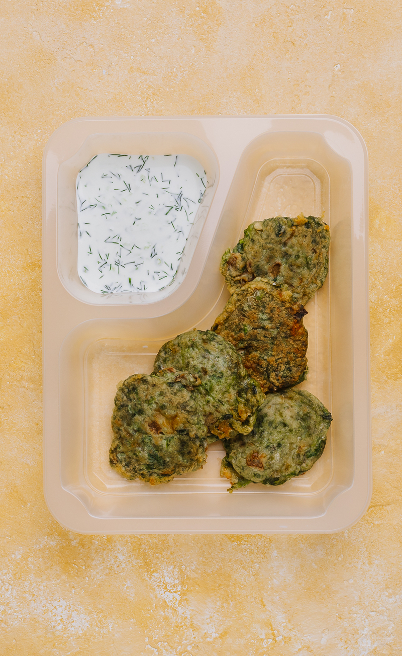 Placuszki jajeczno-szpinakowe z sosem tzatziki