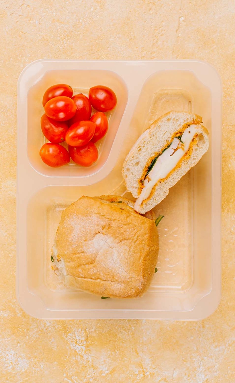 Ciabatta z wędzonym kurczakiem, suszonymi pomidorami i mozzarellą