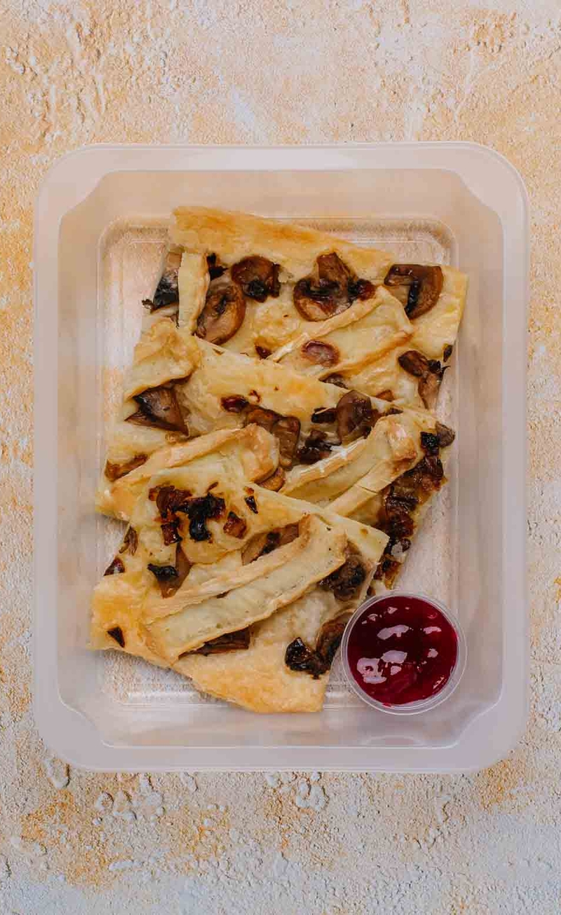 Zapiekanka na cieście francuskim z camembertem i pieczarkami