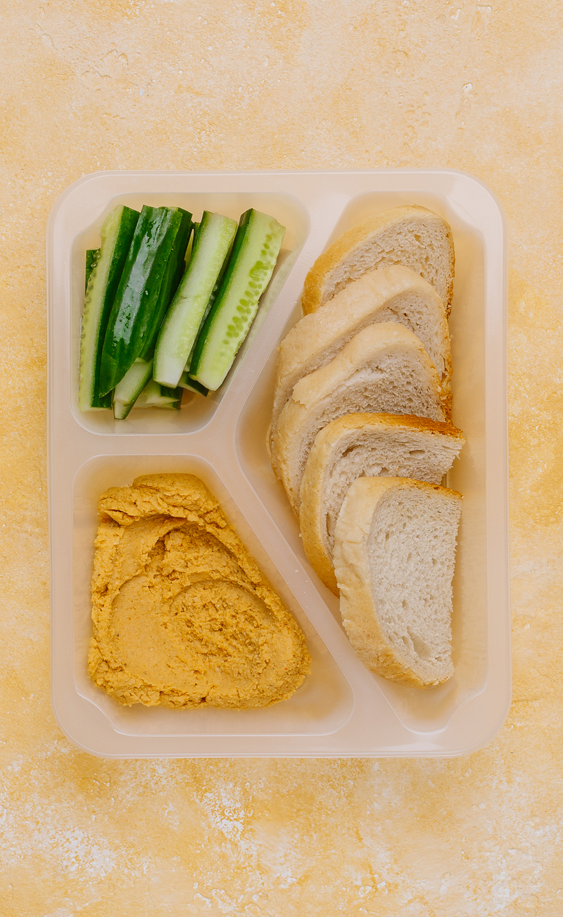 Hummus marchewkowy z bułką