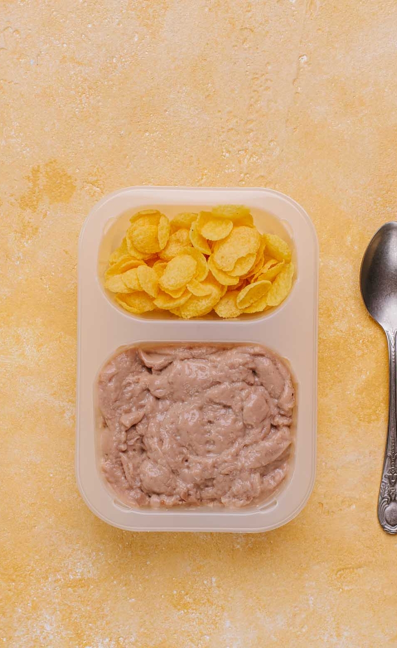 Proteinowy budyń czekoladowy z płatkami kukurydzianymi