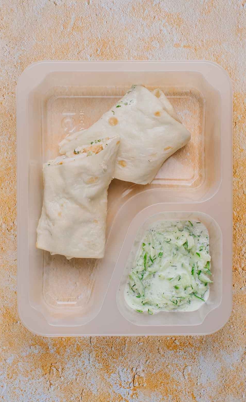 Gyros z kurczakiem z sosem tzatziki w tortilli