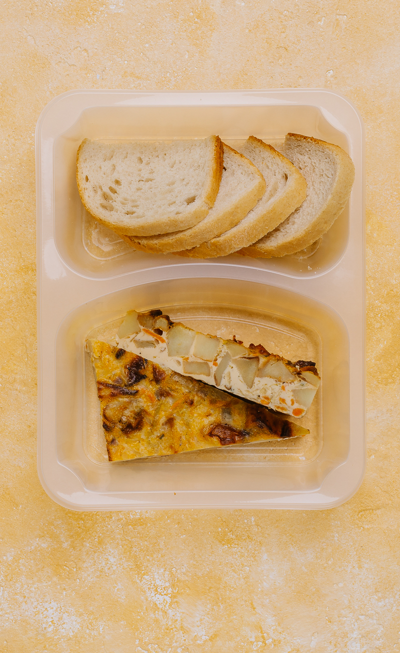 Frittata z boczkiem, kapustą i bułką