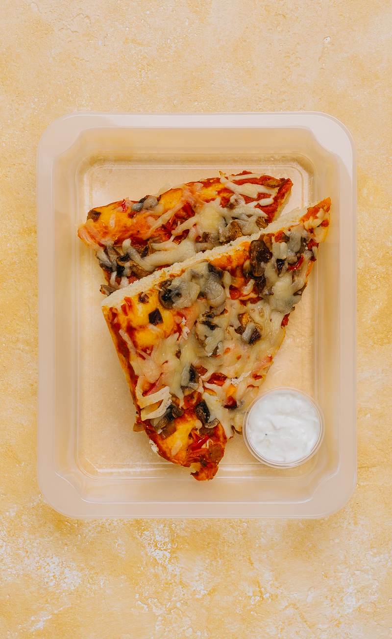 Pizza z pieczarkami i papryką, sos czosnkowy