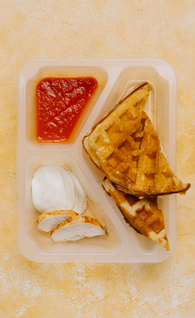 Gofry z mozzarellą i kurczakiem