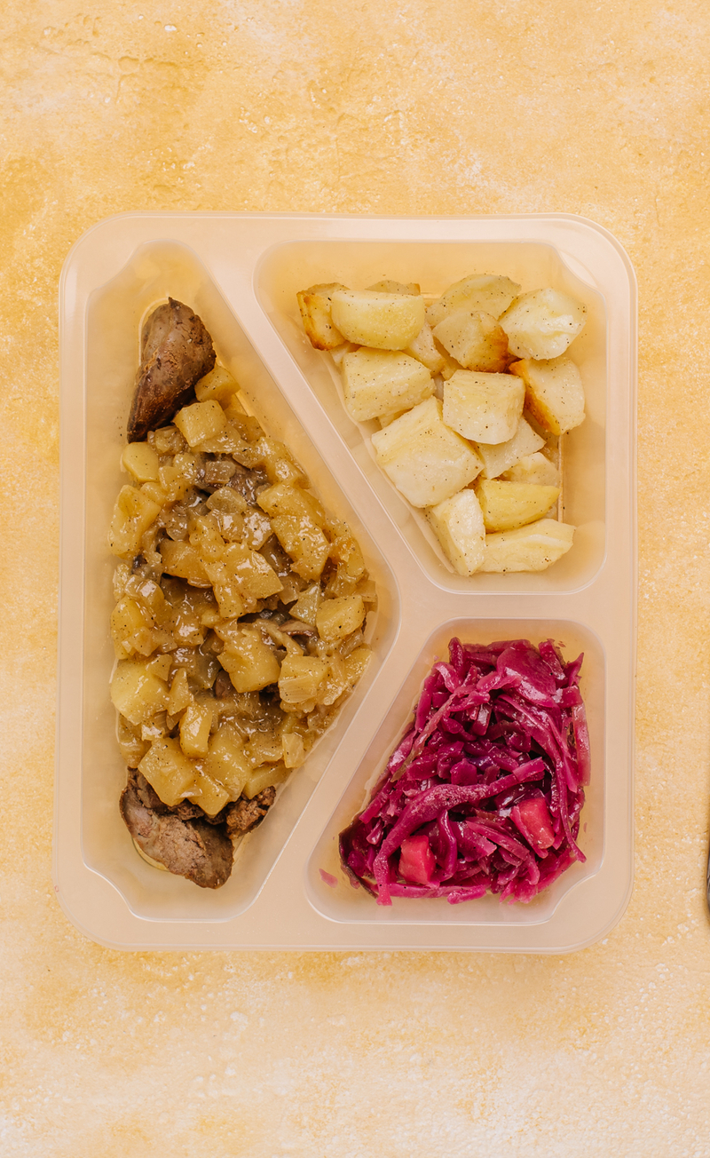 Wątróbka w sosie z jabłkiem, ziemniakami i modrą kapustą