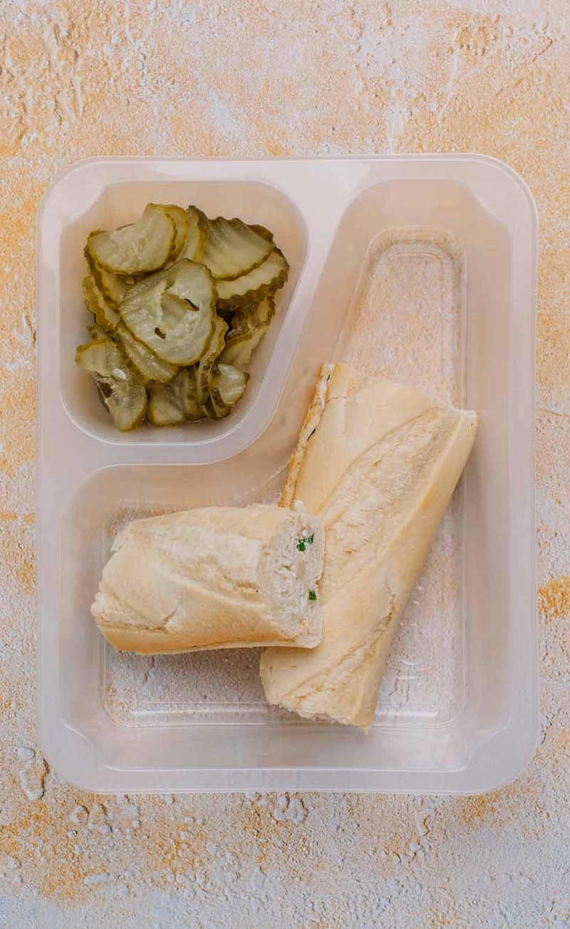 Bagietka z chrzanową pastą z kurczaka i ogórkiem