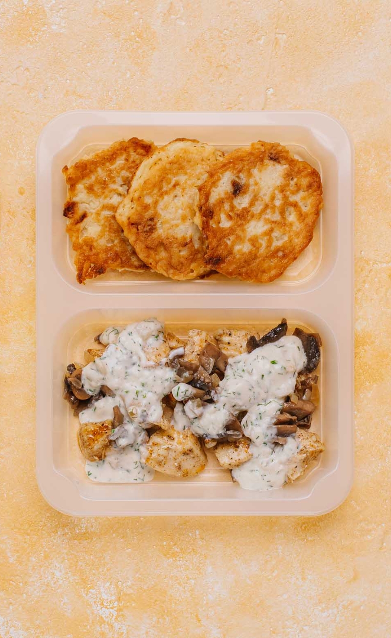 Placek po mazursku z kurczakiem i pieczarkami