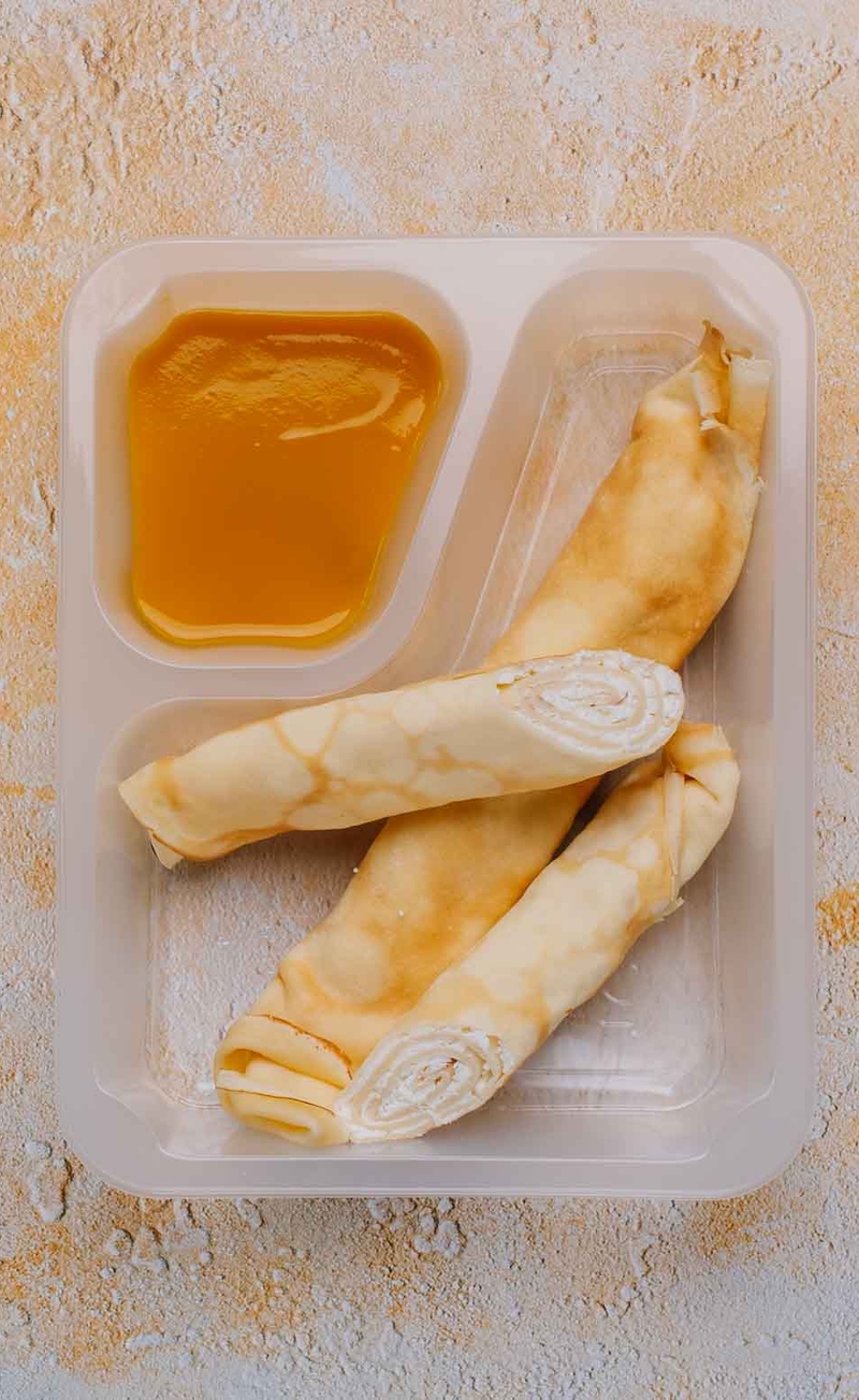 Naleśniki z twarożkiem kokosowym i sosem mango